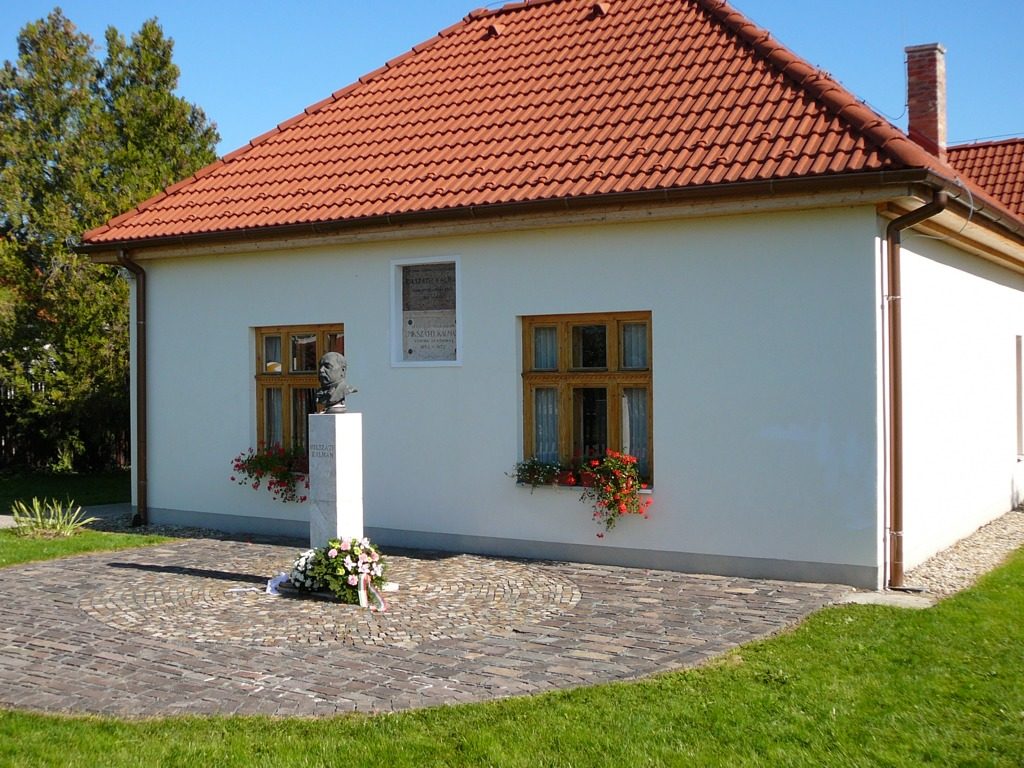 Pamätný dom Kálmána Mikszátha - 15 km od Penziónu U Huberta