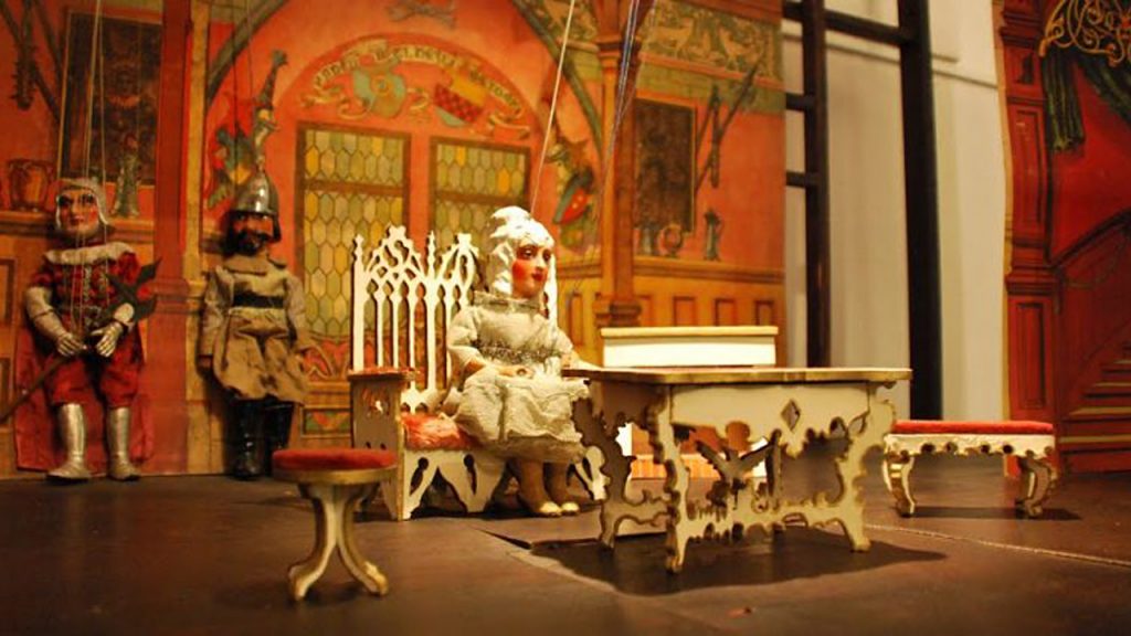 Penzión U Huberta je neďaleko unikátneho múzea bábok a hračiek SNM v Modrom Kameni