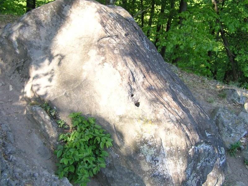 Trúbiaci kameň pri obci Sucháň - asi 40 min. od Penziónu U Huberta