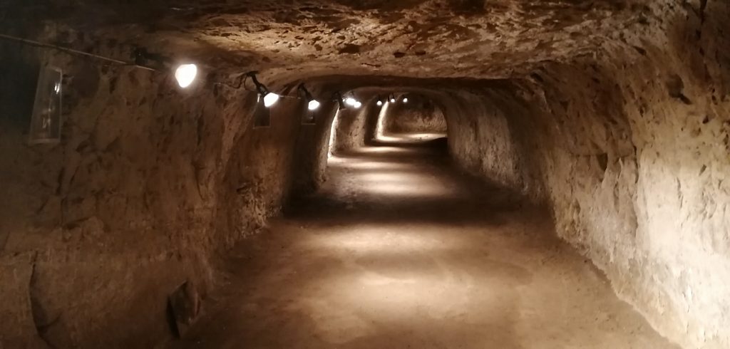 Chodby v podzemí kaštieľa v Modrom Kameni