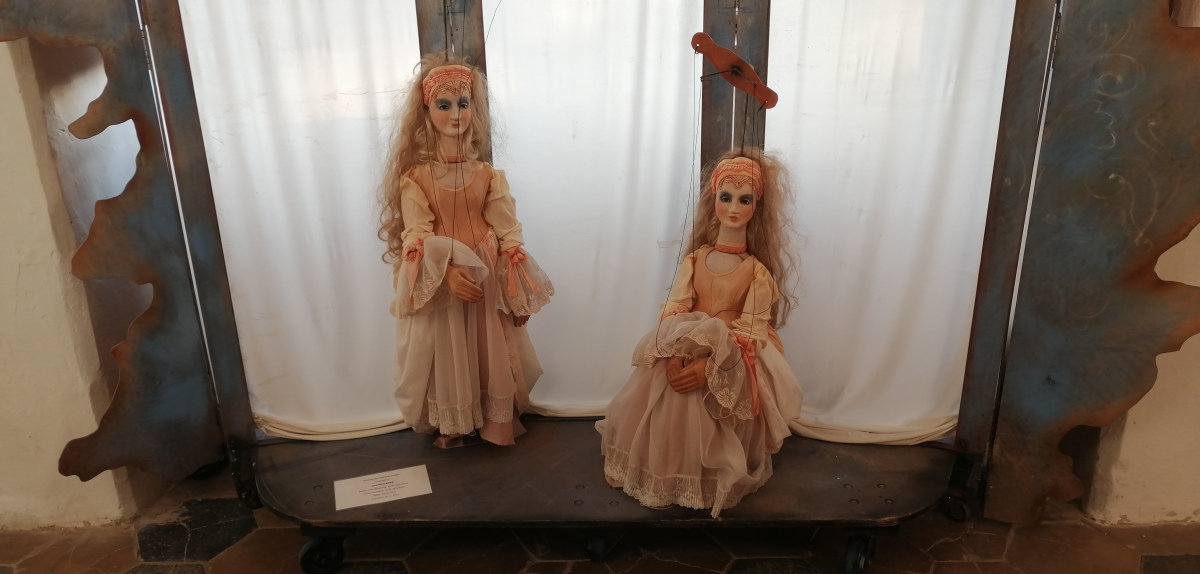 Modrý Kameň - Múzeum hračiek - marionety z rozprávky Zlatovláska