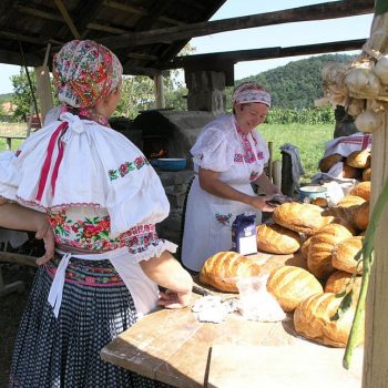 Hontianska paráda Hrušov - ženy v kroji s domácim chlebom